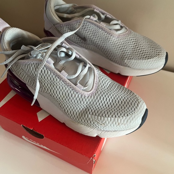 Girls lightly worn shoes. - Picture 4 of 8